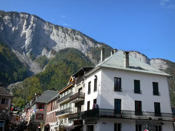 Le Bourg-d'Oisans - Façades de maisons du village et montagne dominant l'ensemble