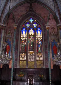 Bourganeuf - Binnen in de kerk: glas in lood