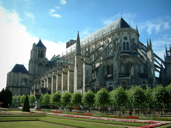 Bourges - Jardin de l'Archevêché et cathédrale Saint-Étienne (architecture gothique)