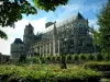 Bourges - Arbres du jardin de l'Archevêché et cathédrale Saint-Étienne (architecture gothique)