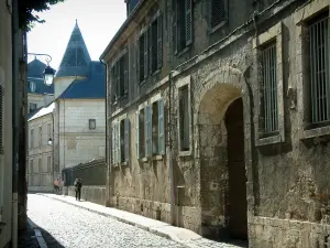 Bourges - Calle pavimentada, con casas y entrada al museo Esteve (hotel de Concejales)