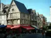 Bourges - Place Gordaine avec ses maisons à pans de bois et ses terrasses de cafés