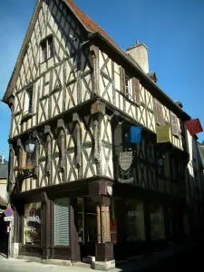 Bourges - Casa de tres flautas de madera y salón de té