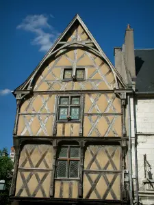 Bourges - Maison à pans de bois avec fenêtres ornées de vitraux