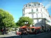 Bourges - Place Cujas avec terrasse de café, immeuble (maison de la Forestine) et arbres