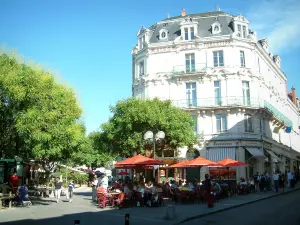 Bourges - Cujas lugar con cafetería, edificio (casa de Forestine) y los árboles