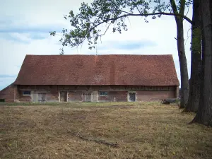 Bourgondische Bresse - Bresse boerderij baksteen en houten, grasland en bomen