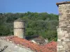 Boussagues - Vuelta a casa del alguacil, los tejados del pueblo medieval y los árboles