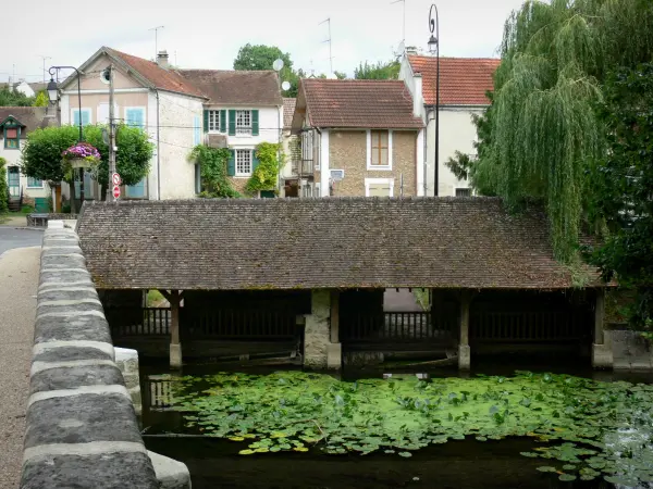 Boussy-Saint-Antoine - View of the wash house, River Yerres and houses in the town from the old bridge; in the Yerres valley