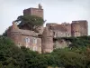 Brancion - Château féodal entouré de verdure