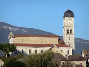 Brangues - Iglesia de San Pedro y casas de la aldea