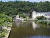 Brantôme - River (Dronne), banken met bomen, tuin Promenade des Moines (links), benedictijner abdij, Renaissance paviljoen, toren van de St. Roch en bos, in de Groene Perigord