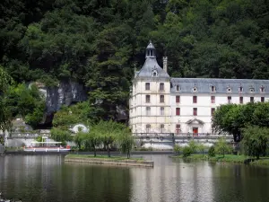 Brantôme - Abbazia benedettina, fiume (Dronne), e gli alberi della foresta, in Périgord Verde