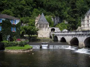 Brantôme - Ponte angolato che attraversa il fiume (il Dronne), padiglione rinascimentale, torre di San Rocco e la costruzione del convento della Badia (a destra), in Périgord Verde