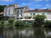 Brantôme - Maisons et terrasse de restaurant au bord de la rivière (la Dronne), en Périgord vert