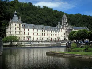 Brantôme - Abbazia benedettina e la chiesa abbaziale, Fiume (Dronne), e gli alberi della foresta, in Périgord Verde