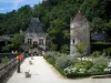 Brantôme - Pavillon Renaissance, tour Saint-Roch, lampadaire, parterres de fleurs et arbres, en Périgord vert