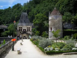 Brantôme - Padiglione rinascimentale, torre di San Rocco, lampada da terra, aiuole e alberi, in Périgord Verde