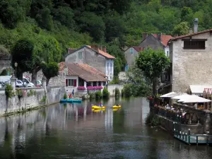 Brantôme - River (Dronne) con kayak, case e ristorante con terrazza sul mare, nel verde Périgord