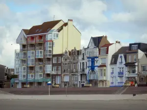 Bray-Dunes - Opal Coast: sandy beach, building and houses of the seaside resort