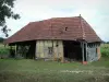 Bresse bourguignonne - Grange en briques et pans de bois d'une ferme bressane