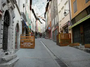 Briançon - Oberstadt (Zitadelle Vauban, Stätte Vauban): Strasse Grande Rue (Grande Gargouille) mit seiner Rinne in der Strassenmitte, ihre Häuser und ihre Geschäfte