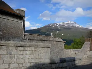 Briançon - Oberstadt (Zitadelle Vauban, Stätte Vauban): Befestigungsmauern mit Blick auf den Berg