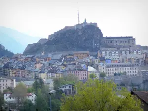 Briançon - Fuerte del castillo con vista a las casas y edificios de alta de la ciudad (ciudadela de Vauban)