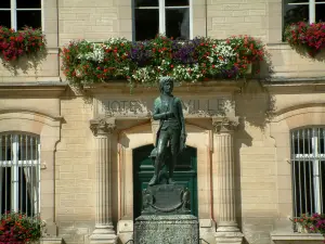 Brienne-le-Château - Statua di Napoleone e del municipio finestre decorate con fiori