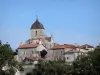 Brigueuil - Fortificato chiesa romanica di San Marziale con il suo campanile, le case del villaggio e gli alberi