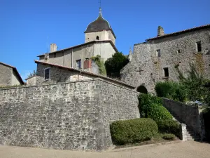 Brigueuil - Kirchturm der Kirche Saint-Martial und Häuser des Dorfes