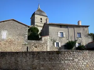 Brigueuil - Kirchturm der Kirche Saint-Martial, Steinmauer und Häuser des Dorfes