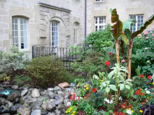 Brive-la-Gaillarde - Blütenbedeckter Garten des Rathauses (Bürgermeisteramt von Brive-la-Gaillarde)