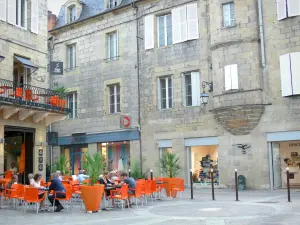 Brive-la-Gaillarde - Cafetería con terraza y fachadas del casco antiguo