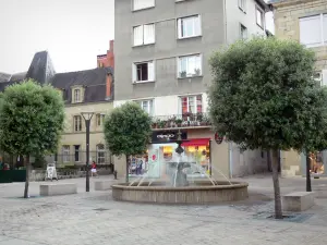 Brive-la-Gaillarde - Brunnen umgeben von Bäumen, Platz Civoire et des Patriotes Martyrs