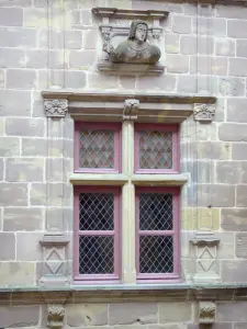 Brive-la-Gaillarde - Herrschaftshaus Labenche im Renaissance Stil: Fenster mit Fensterkreuz gekrönt mit einer Büste einer Frau