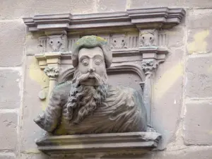 Brive-la-Gaillarde - Facade of the hotel Labenche of man bust