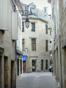 Brive-la-Gaillarde - Gasse gesäumt von Häusern