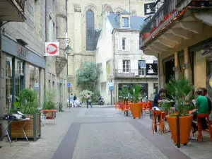 Brive-la-Gaillarde - Terrasse de café, commerces et façades de la vieille ville