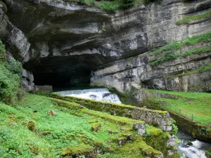 De bron van de Loue - Bron van de Loue (heropleving van de Doubs), grotten en rotswanden (Cliff)