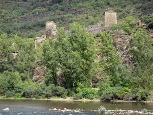 Brousse-le-Château - Tours du château de Brousse dominant la rivière Tarn