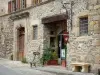 Brousse-le-Château - Fachada de piedra y el frente de un taller de cerámica