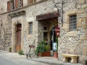 Brousse-le-Château - Façade de pierre et devanture d'un atelier de poterie