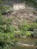 Brousse-le-Château - Fassade des Schlosses von Brousse dominierend den Fluss Tarn