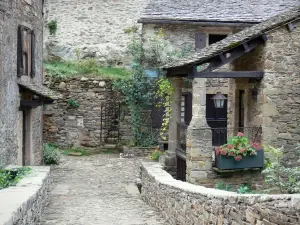 Brousse-le-Château - Maisons en pierre du village médiéval