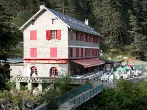 Brücke Espagne - Naturstätte der Brücke Espagne (Brücke Spanien): Haus aus Stein bergend ein Restaurant, Café-Terrasse und Steg; im Nationalpark der Pyrenäen, auf der Gemeinde Cauterets