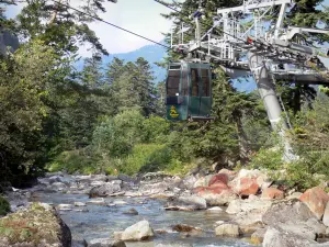 Brücke Espagne - Naturstätte der Brücke Espagne (Brücke Spanien): Seilbahn, Gave (Gebirgsbach), Felsgestein und Bäume; im Nationalpark der Pyrenäen, auf der Gemeinde Cauterets