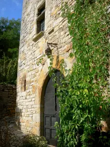 Bruniquel - Di facciata in pietra della casa Paghe (ex Hotel dei governatori Bruniquel)