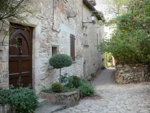 Bruniquel - Strada lastricata fiancheggiata da case in pietra