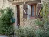 Bruniquel - Entrée d'une maison en pierre agrémentée de plantes et de fleurs